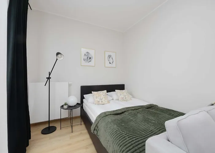 Bright Krochmalna Near Centre By Renters *